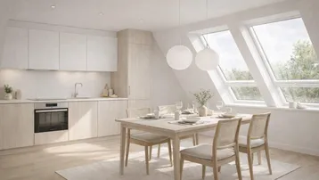 Helle, moderne Küche mit Essbereich und großen Dachfenstern, die viel Tageslicht hereinlassen.