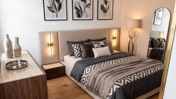 Helles Schlafzimmer mit Holzboden, modernem Bett, stilvoller Dekoration und hohen Decken.