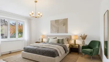 Modernes Schlafzimmer mit Doppelbett, Nachttischen und einem Fenster mit Blick ins Grüne.
