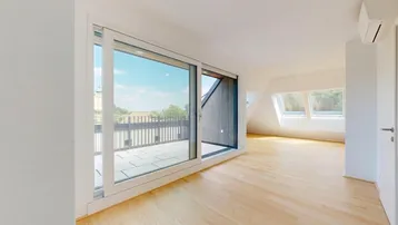 Heller Wohnraum mit Holzboden, großen Schiebetüren zur Terrasse und Dachfenstern.