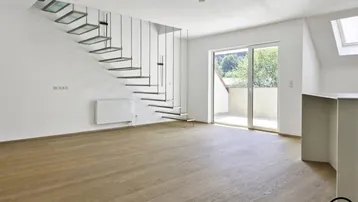 Helles Wohnzimmer mit modernem Holzparkettboden und offener Treppe zum Obergeschoss.