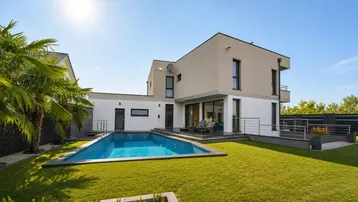 Modernes Haus mit großem Garten, privatem Swimmingpool und sonniger Terrasse für entspannte Stunden im Freien.
