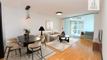Modern eingerichteter Wohn- und Essbereich mit Holzboden und Zugang zu einem hellen Raum.