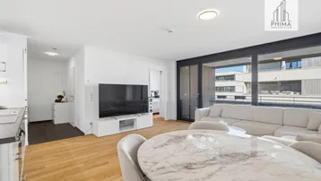 Helles Wohn- und Esszimmer mit Holzboden, moderner Einrichtung und Zugang zur Terrasse.