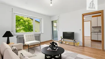 Helles Wohnzimmer mit modernem Mobiliar, Parkettboden und Zugang zum Balkon.
