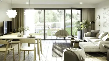Heller offener Wohn-Essbereich mit Holzboden, großen Glasfronten und Zugang zur Terrasse.