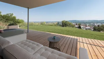 Große Holzterrasse mit bequemen Loungemöbeln und weitem Blick über die Landschaft und Stadt.