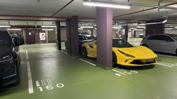 Helle Tiefgarage mit modernen Parkplätzen, Ladestationen für Elektrofahrzeuge und guter Beleuchtung.