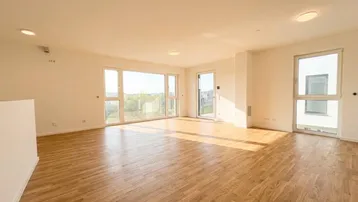 Helles Wohnzimmer mit großen Fenstern, Holzboden und viel Tageslicht, bereit zum Einzug.