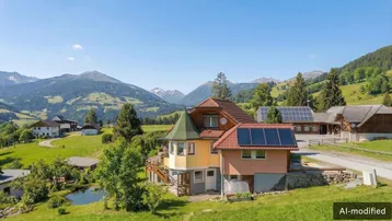Haus in alpiner Landschaft mit Bergblick, Teich und Solaranlagen auf dem Dach.