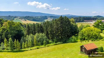 Malerische Landschaft mit grünen Wäldern, Feldern und Bergen im Hintergrund unter blauem Himmel.