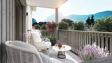 Heller Balkon mit bequemen Sitzgelegenheiten und einem malerischen Blick auf die umliegenden Berge.