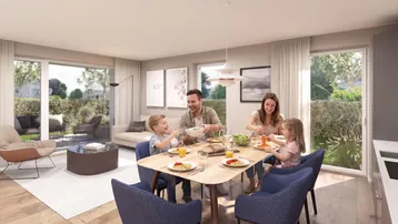 Heller, offener Wohn- und Essbereich mit Holzboden und Zugang zur Terrasse, ideal für Familien.