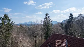 Panoramablick auf die majestätische Bergkette über den Dächern der Häuser.
