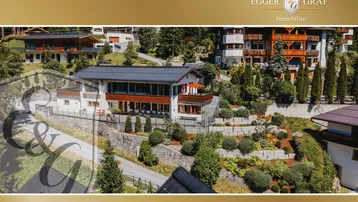 Exklusives Anwesen mit terrassiertem Garten, mehreren Balkonen und Bergblick in alpiner Umgebung.