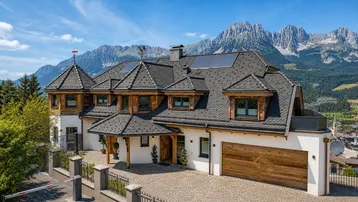 Exklusives Chalet mit moderner Architektur, Photovoltaikanlage und beeindruckendem Bergblick in alpiner Umgebung.