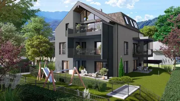 Modernes Mehrfamilienhaus mit Balkonen, Terrassen und einem Kinderspielplatz im grünen Außenbereich.