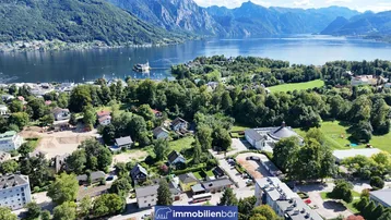 Panoramablick über die Stadt, den See und die umliegende Berglandschaft.
