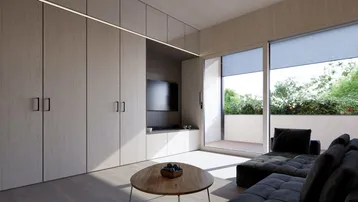 Modernes Wohnzimmer mit Einbauschränken, großem Fenster und Zugang zum Balkon.