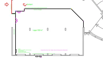 Grundriss eines Lagerbereichs mit 552 m² Fläche, inklusive Einfahrt, Brandschutztür und technischen Installationen.