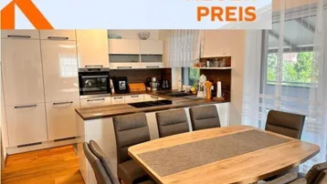 Moderne Einbauküche mit weißen Hochglanzfronten, Holzarbeitsplatte und Essbereich.