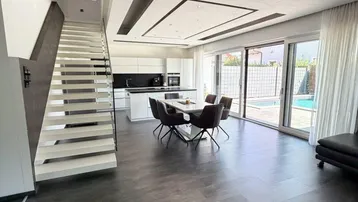 Expose Modernes Familienjuwel mit Pool, Doppelgarage &amp; exklusivem Wohnkomfort