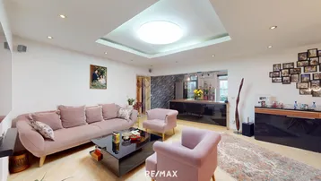 Expose Zentrale 4-Zimmer- Wohnung mit Loggia, Sauna &amp; Tiefgarage in Linz !