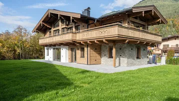 Attraktives Chalet im alpinen Stil mit großem Garten und Bergblick.