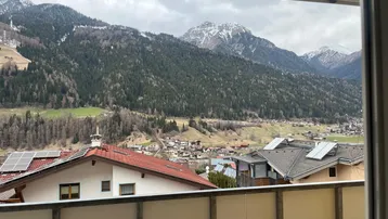 Malerischer Blick auf die umliegende Berglandschaft und ein charmantes Dorf.