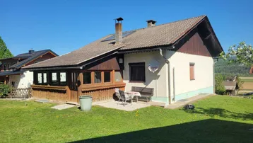 Einfamilienhaus mit großem Garten, Terrasse und Photovoltaikanlage auf dem Dach.