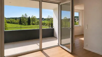 Helles Wohnzimmer mit Holzboden und Zugang zu einem Balkon mit weitem Blick ins Grüne.