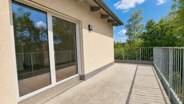 Geräumiger Balkon mit Metallgeländer und Blick ins Grüne, ideal für entspannte Stunden im Freien.