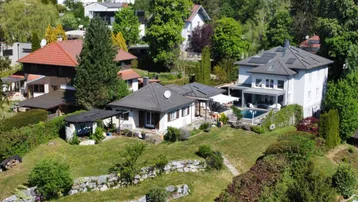 Expose Stilvolle Villa mit Pool, Gästehaus & großem Naturgrundstück in begehrter Grünruhelage