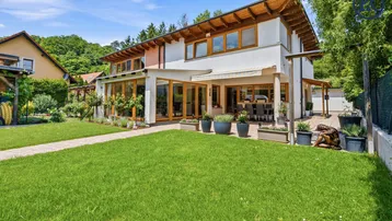 Modernes Haus mit großem Garten, sonniger Terrasse und viel Grün in ruhiger Lage.