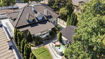 Luftaufnahme des Hauses mit Garten, Aufstellpool und gepflegter Außenanlage.