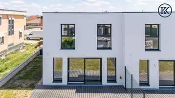 Expose LETZTE CHANCE – Moderne Doppelhaushälfte in neuer, familienfreundlicher Siedlung nahe Wien
