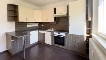 Funktionale Einbauküche mit hellen und dunklen Holzfronten, ausgestattet mit Backofen und Spülmaschine.
