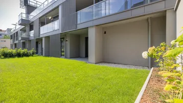 Moderner Neubau mit privatem Gartenbereich und Terrasse im Erdgeschoss.