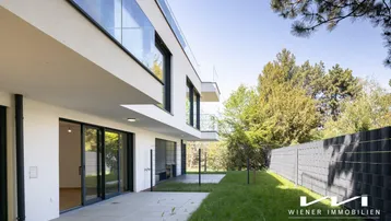 Moderne Architektur mit großer Terrasse und direktem Zugang zum Gartenbereich.