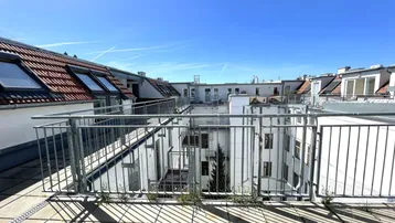Geräumige Dachterrasse mit Blick auf den Innenhof und die umliegenden Dächer.