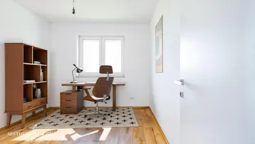 Modern eingerichtetes Büro mit Holzboden, Schreibtisch und Regal, hell durch das Fenster.