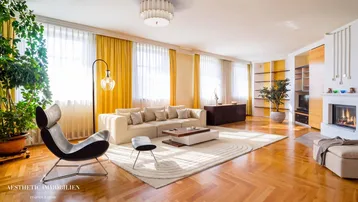 Helles Wohnzimmer mit Parkettboden, Kamin und gelben Vorhängen, modern eingerichtet.