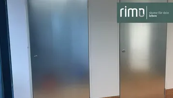 Zwei nummerierte Metalltüren in einem Innenflur, die zu individuellen Lagerräumen führen.