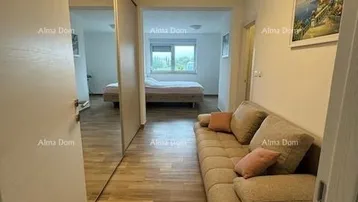 Heller Flur mit Holzfußboden und Spiegelschränken, der zu einem Schlafzimmer führt.
