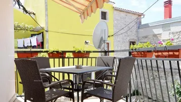 Gemütlicher Balkon mit Markise und Sitzgelegenheiten, ideal für entspannte Stunden im Freien.