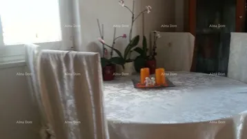 Heller Essbereich mit gedecktem Tisch, Stühlen und einem Holzschrank im Hintergrund.