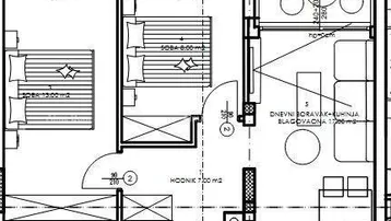 Grundriss einer Wohnung mit zwei Schlafzimmern, einem Bad, offenem Wohnbereich und Loggia.