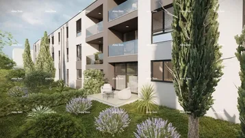 Moderne Wohnanlage mit Balkonen und einer begrünten Terrasse im Erdgeschoss mit Sitzgelegenheiten.