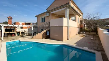 Großzügiger Außenbereich mit privatem Pool, Sonnenterrasse und Grillplatz neben dem Haus.
