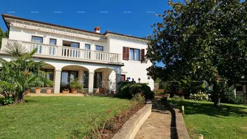 Großzügiges Anwesen mit gepflegtem Garten, mediterraner Vegetation und einer charmanten Villa.
